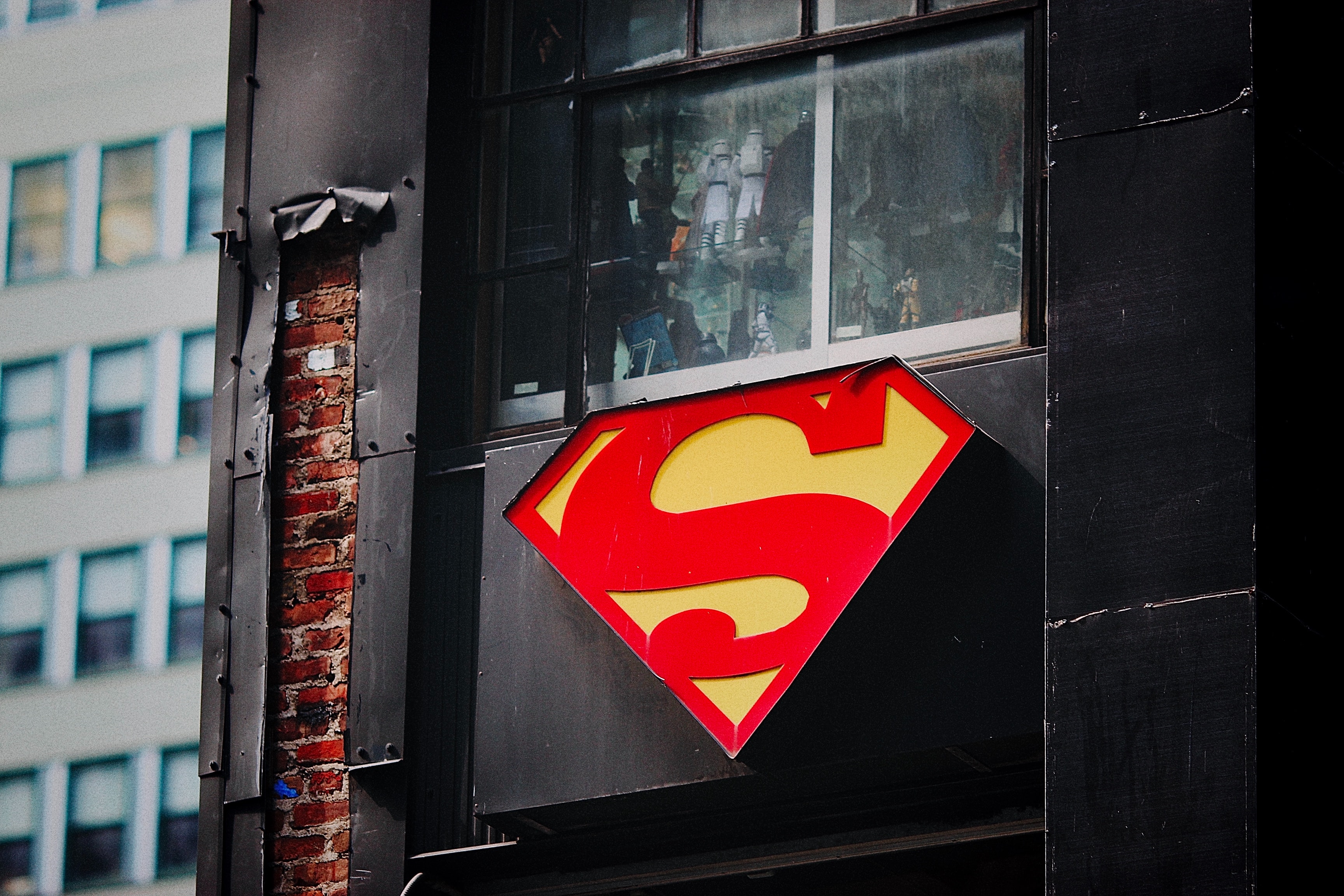 Imagem da logo do superman estampada em uma parede